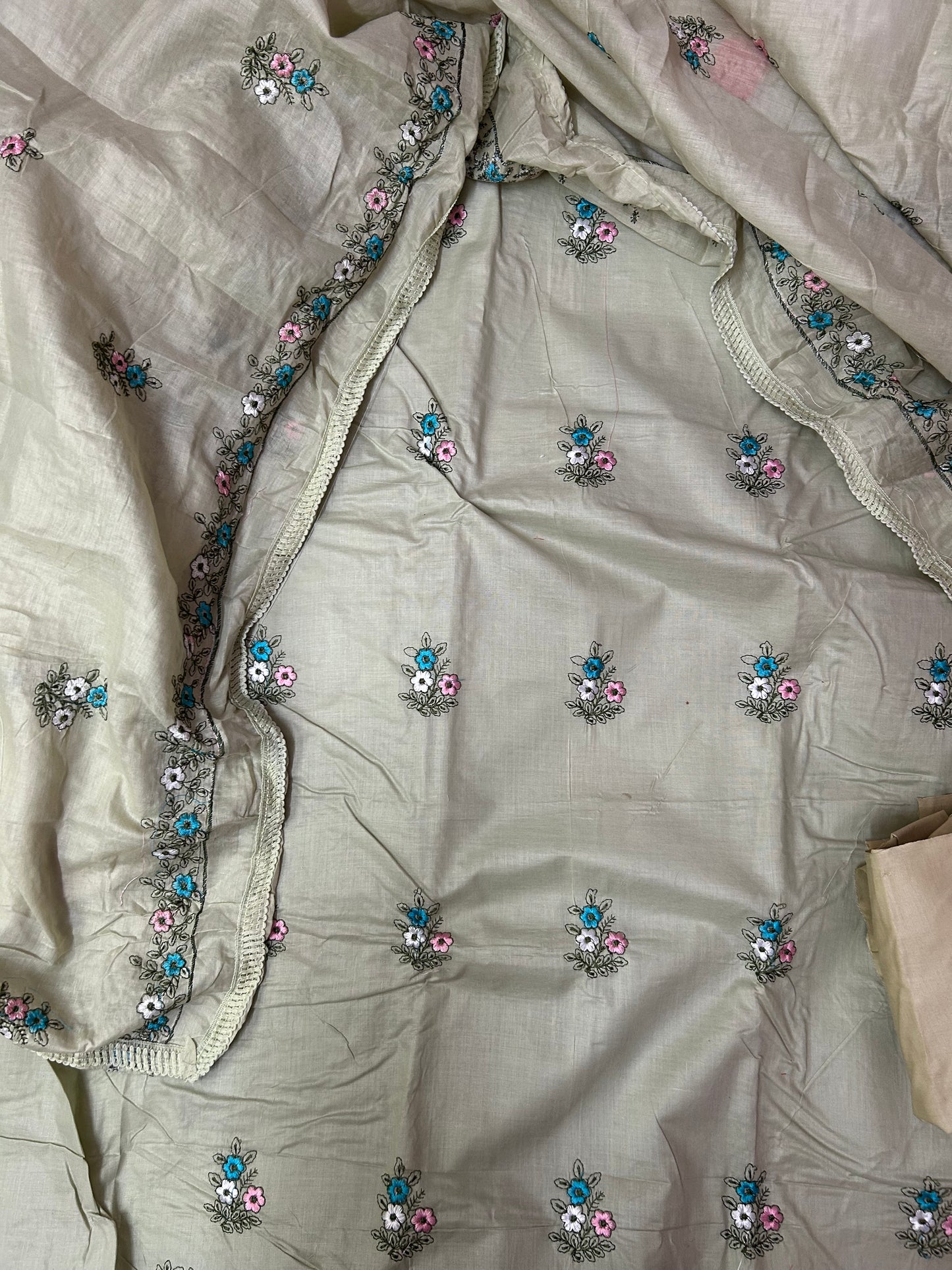 LIGHT GREEN COTTON SUIT WITH EMBROIDERY THREAD