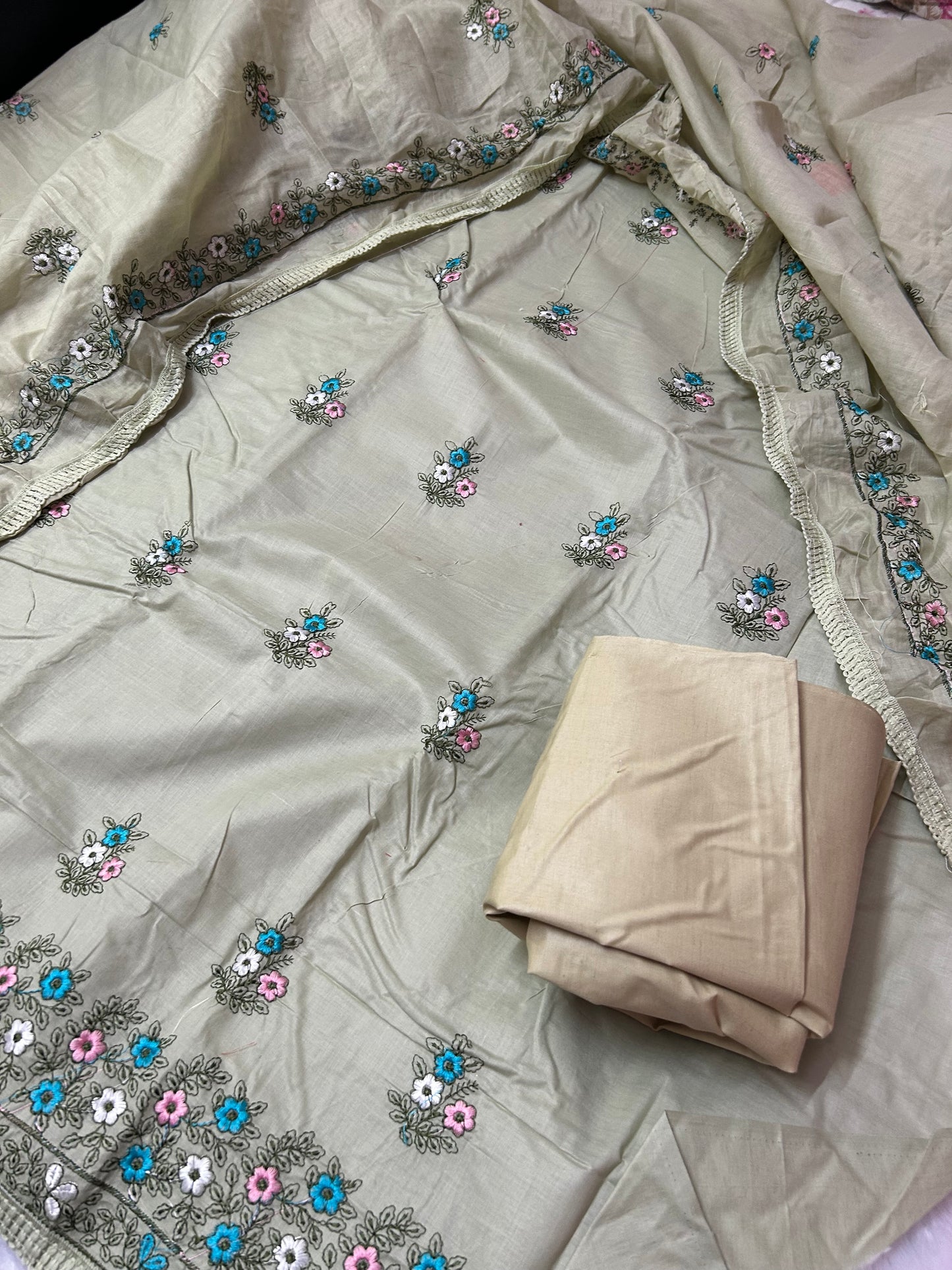 LIGHT GREEN COTTON SUIT WITH EMBROIDERY THREAD